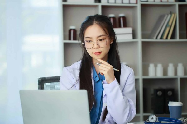 Comment les cliniques privées traitent-elles les maladies rares ?