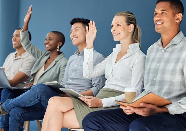 Comment concevoir un projet d'art public qui engage activement la communauté locale dans sa réalisation ?